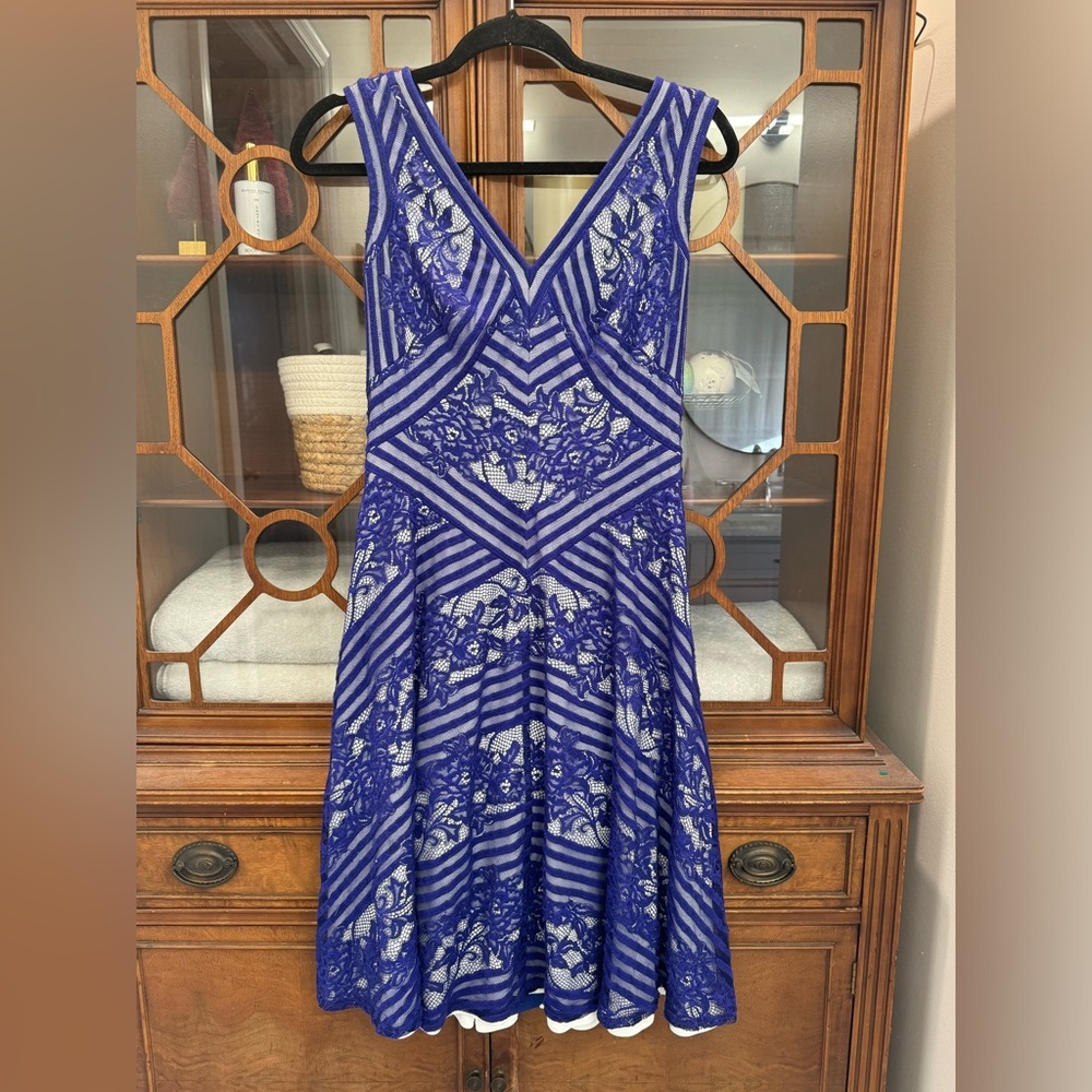 TADASHI SHOJI  royal blue V-neck lace midi formal evening dress size 4 - Picture 6 of 13